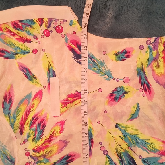 Colorful Feather Print Women's Top. Large, Good Condition - Picture 7 of 8